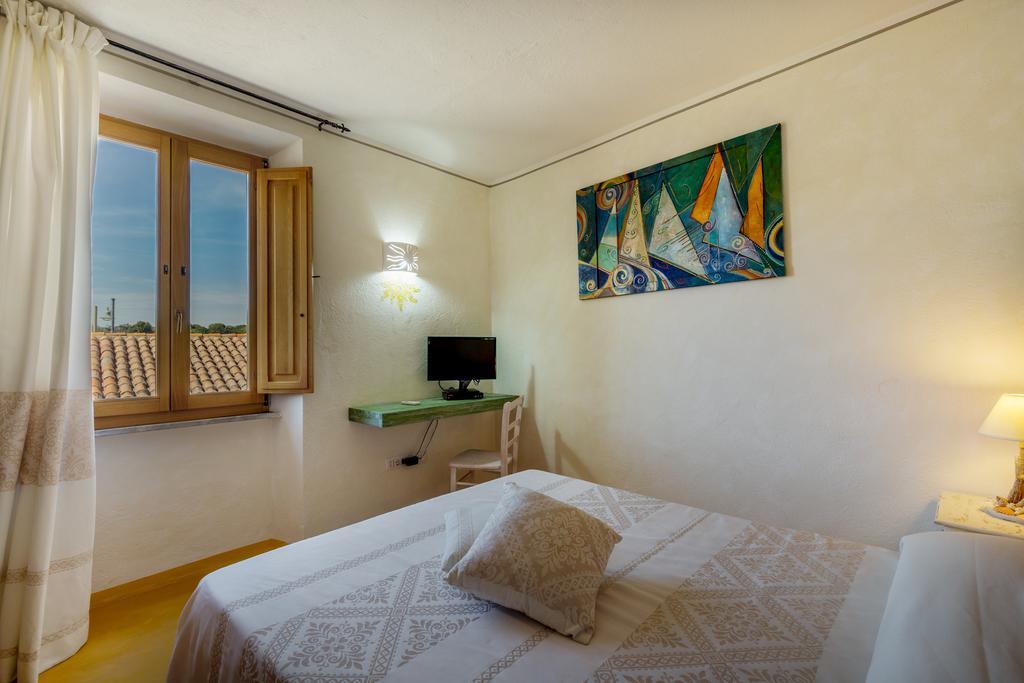 Palazzo Beddoro Apartment San Pantaleo Bagian luar foto