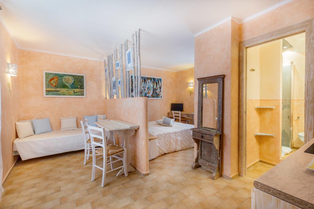 Palazzo Beddoro Apartment San Pantaleo Bagian luar foto