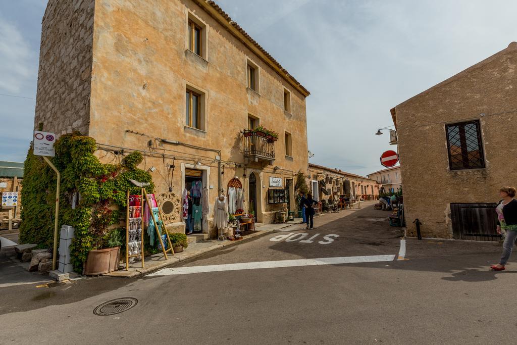 Palazzo Beddoro Apartment San Pantaleo Bagian luar foto
