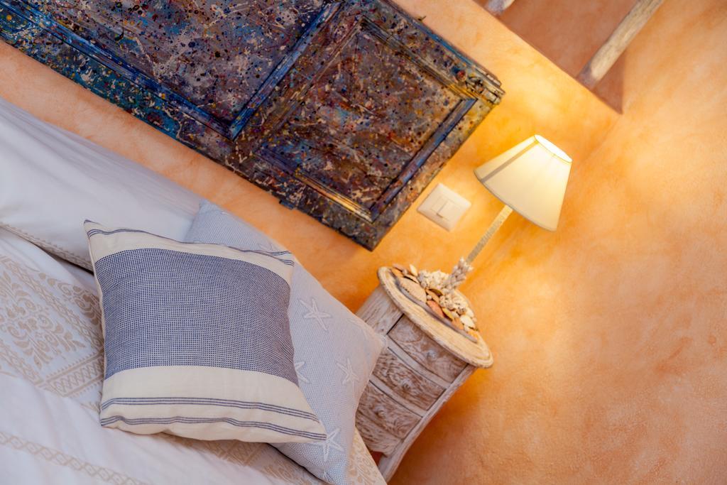 Palazzo Beddoro Apartment San Pantaleo Bagian luar foto