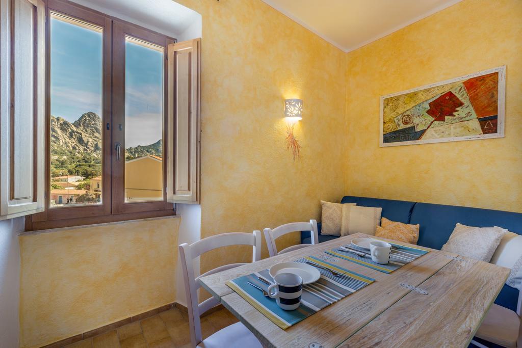 Palazzo Beddoro Apartment San Pantaleo Bagian luar foto
