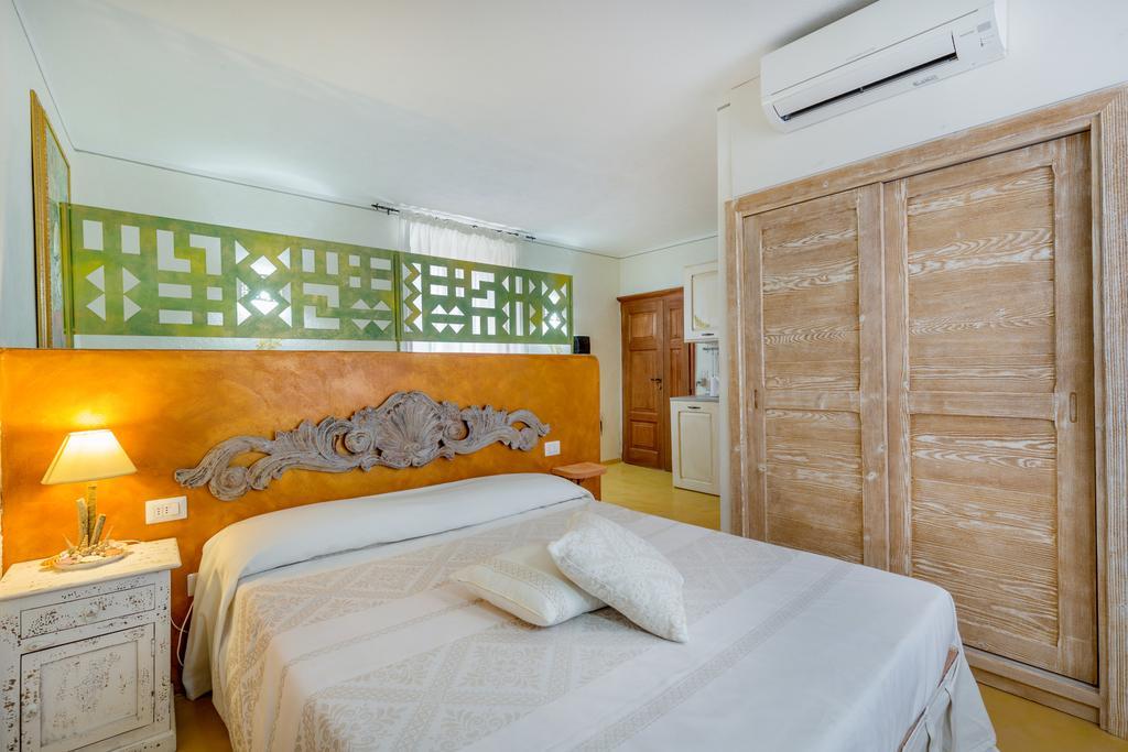 Palazzo Beddoro Apartment San Pantaleo Bagian luar foto