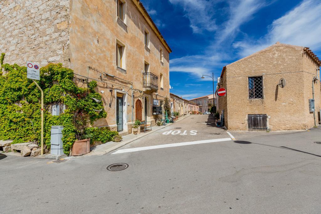 Palazzo Beddoro Apartment San Pantaleo Bagian luar foto