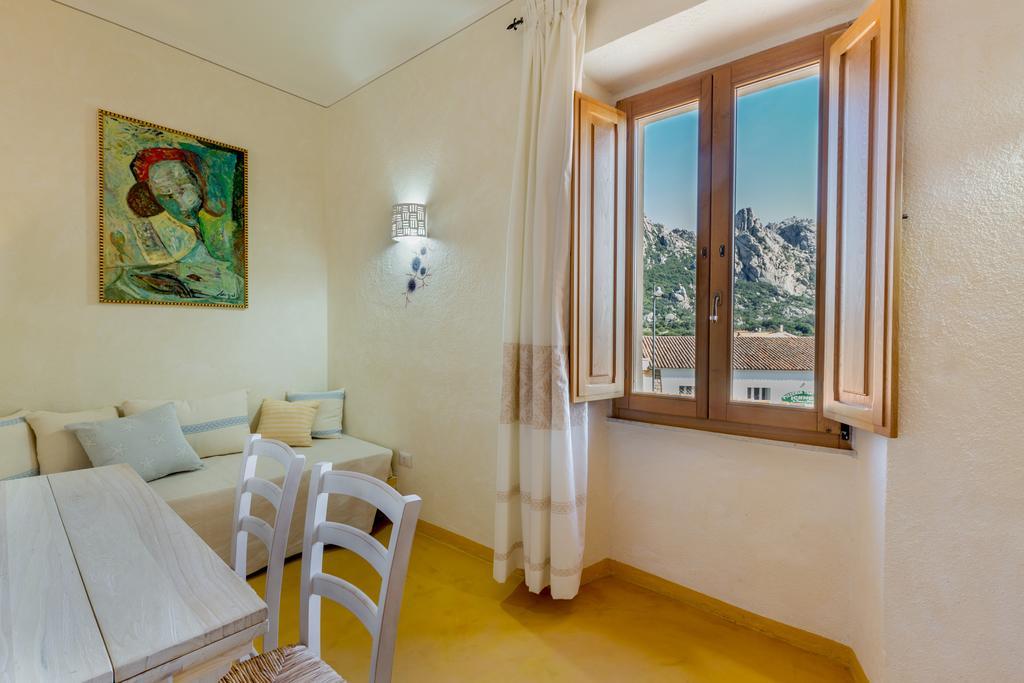 Palazzo Beddoro Apartment San Pantaleo Bagian luar foto