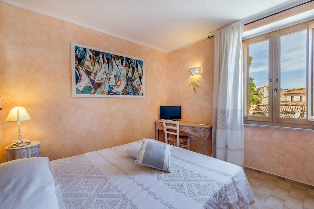 Palazzo Beddoro Apartment San Pantaleo Bagian luar foto