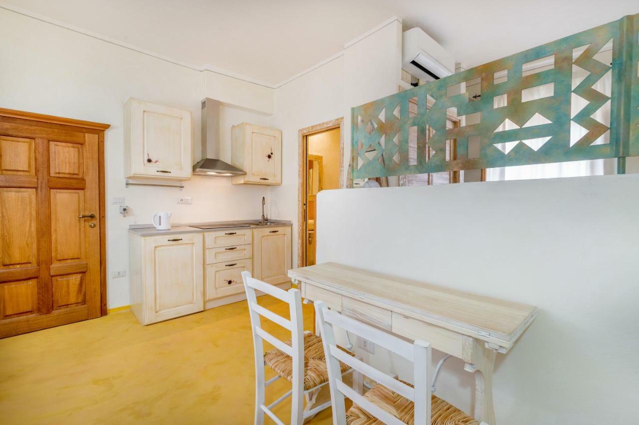 Palazzo Beddoro Apartment San Pantaleo Bagian luar foto