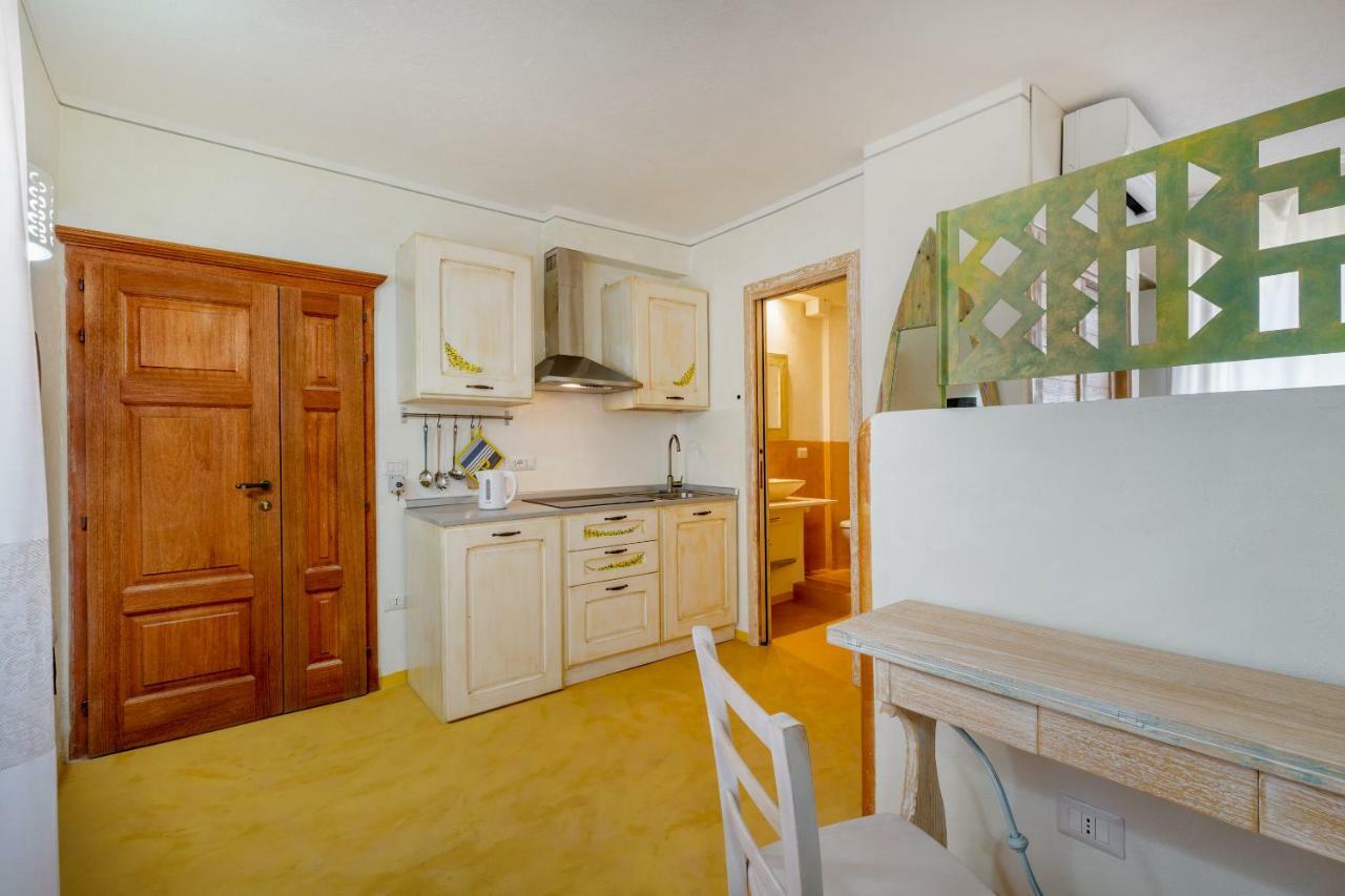 Palazzo Beddoro Apartment San Pantaleo Bagian luar foto