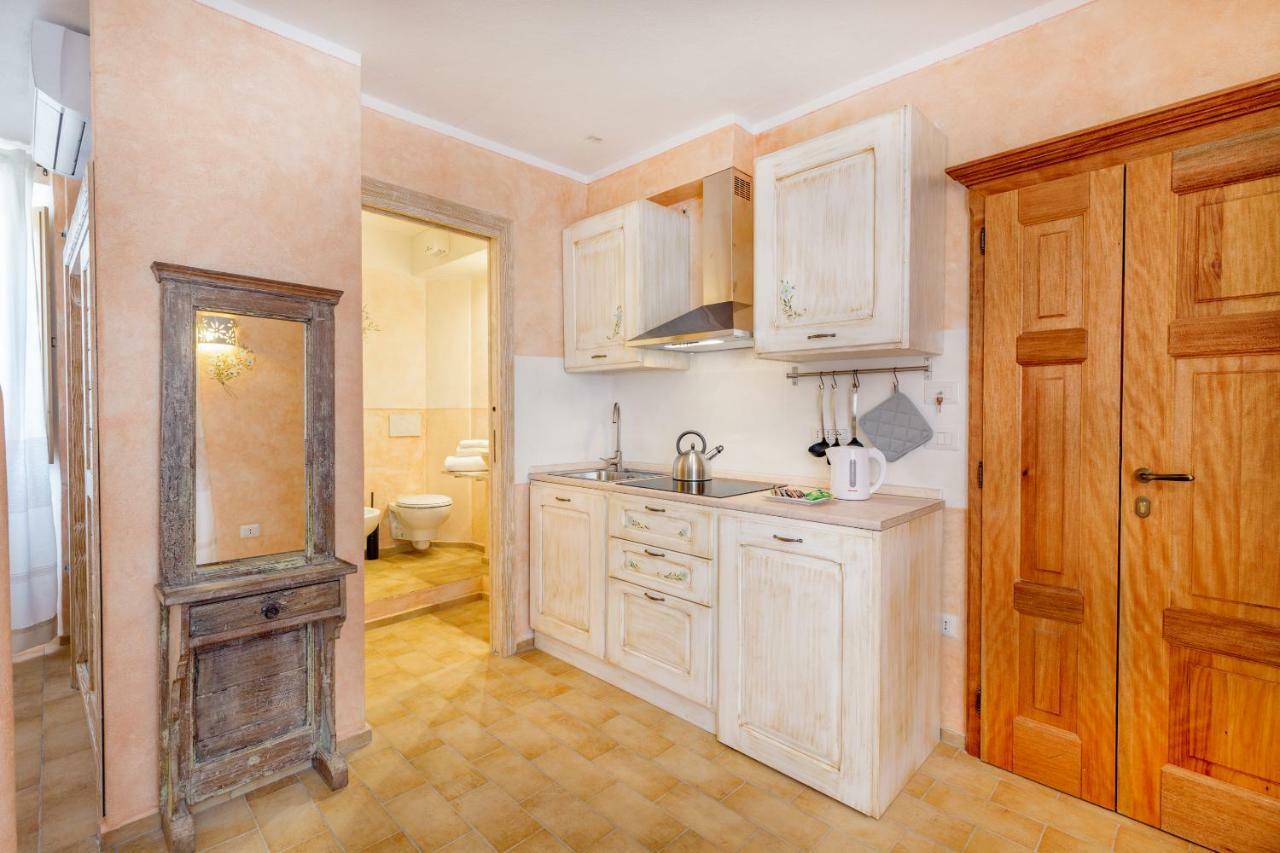 Palazzo Beddoro Apartment San Pantaleo Bagian luar foto