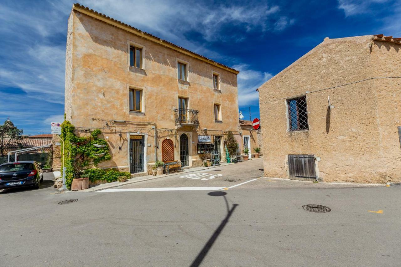 Palazzo Beddoro Apartment San Pantaleo Bagian luar foto