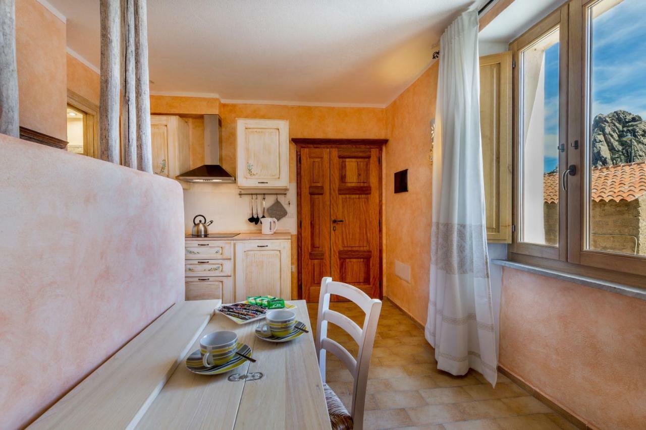 Palazzo Beddoro Apartment San Pantaleo Bagian luar foto